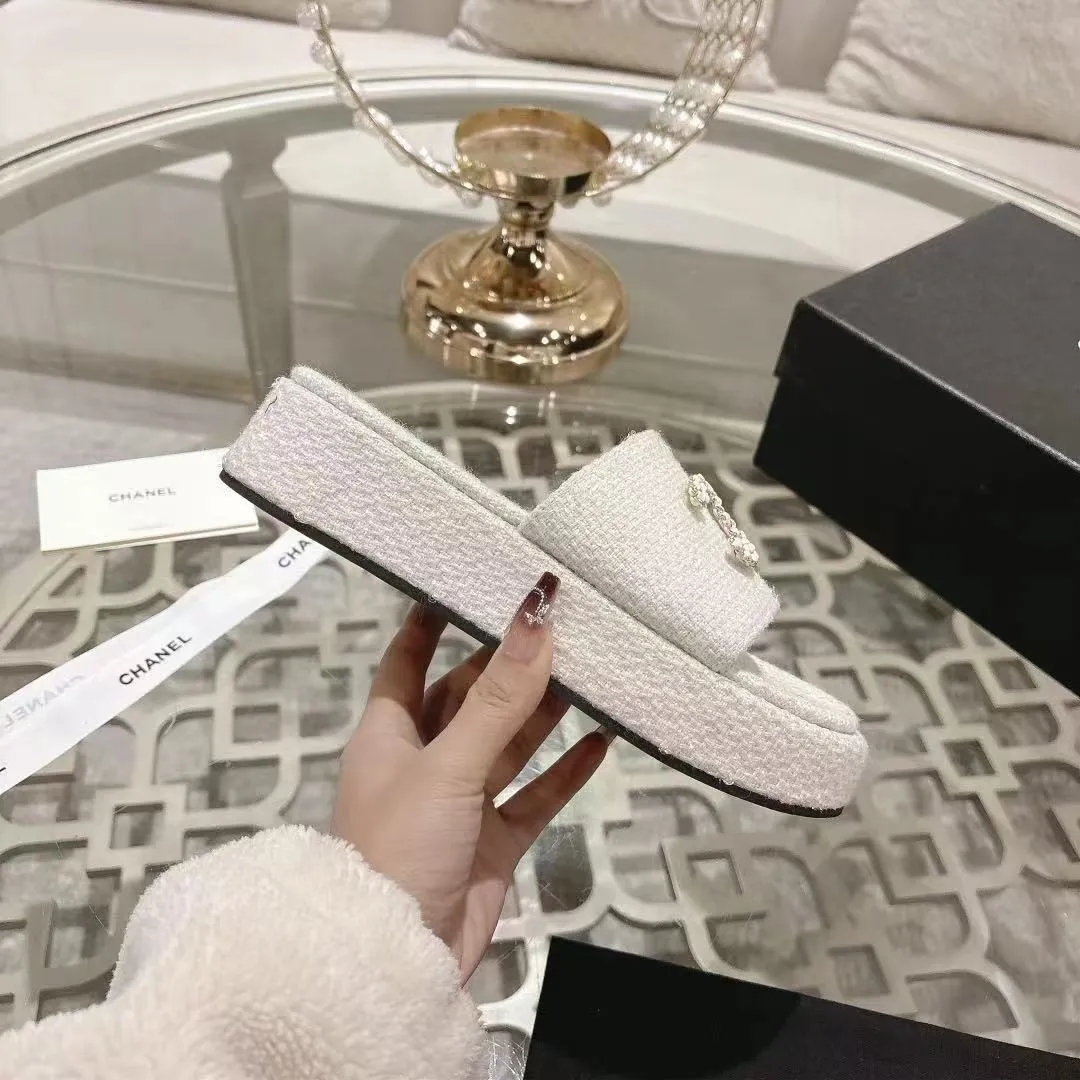 👟👟Ex-factory price 480👟👟 🎉Chanel Chanel 2025 Xiaoxiang C family thick-soled sandals series official website synchronization, classic and elegant, casual wear 🌹🌹🌹🌹Original logo ~ Made of imported sheepskin and C family custom fabrics, a variety of colors for the goddess to choose! ❤️❤️❤️❤️ Code number: 36~40 (35.41.42 customized, non-returnable) Color: 5 colors;